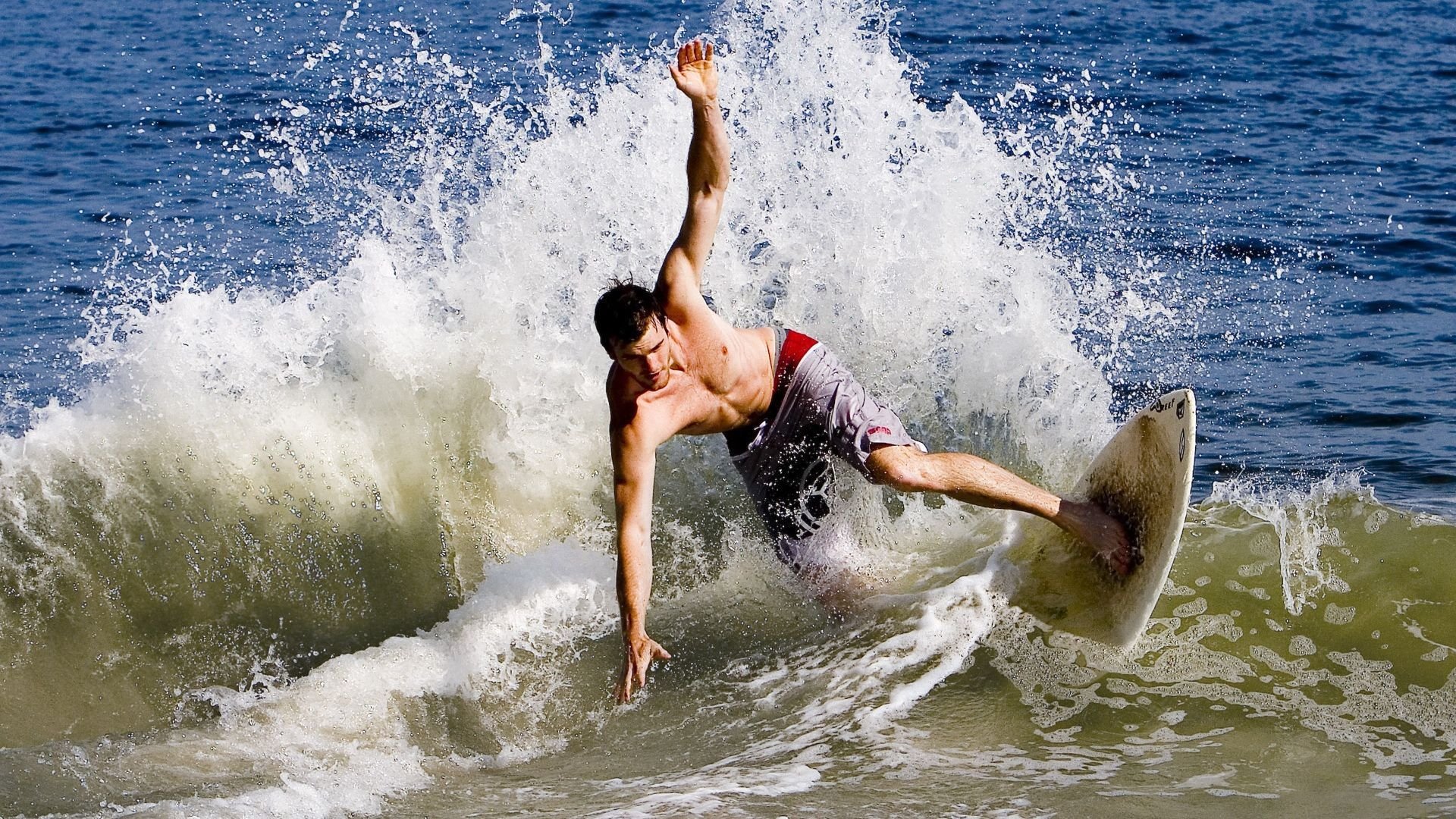 艾比·德尔福：南非队的防守支柱，关键时刻化解对方威胁，南非德比尔斯公司